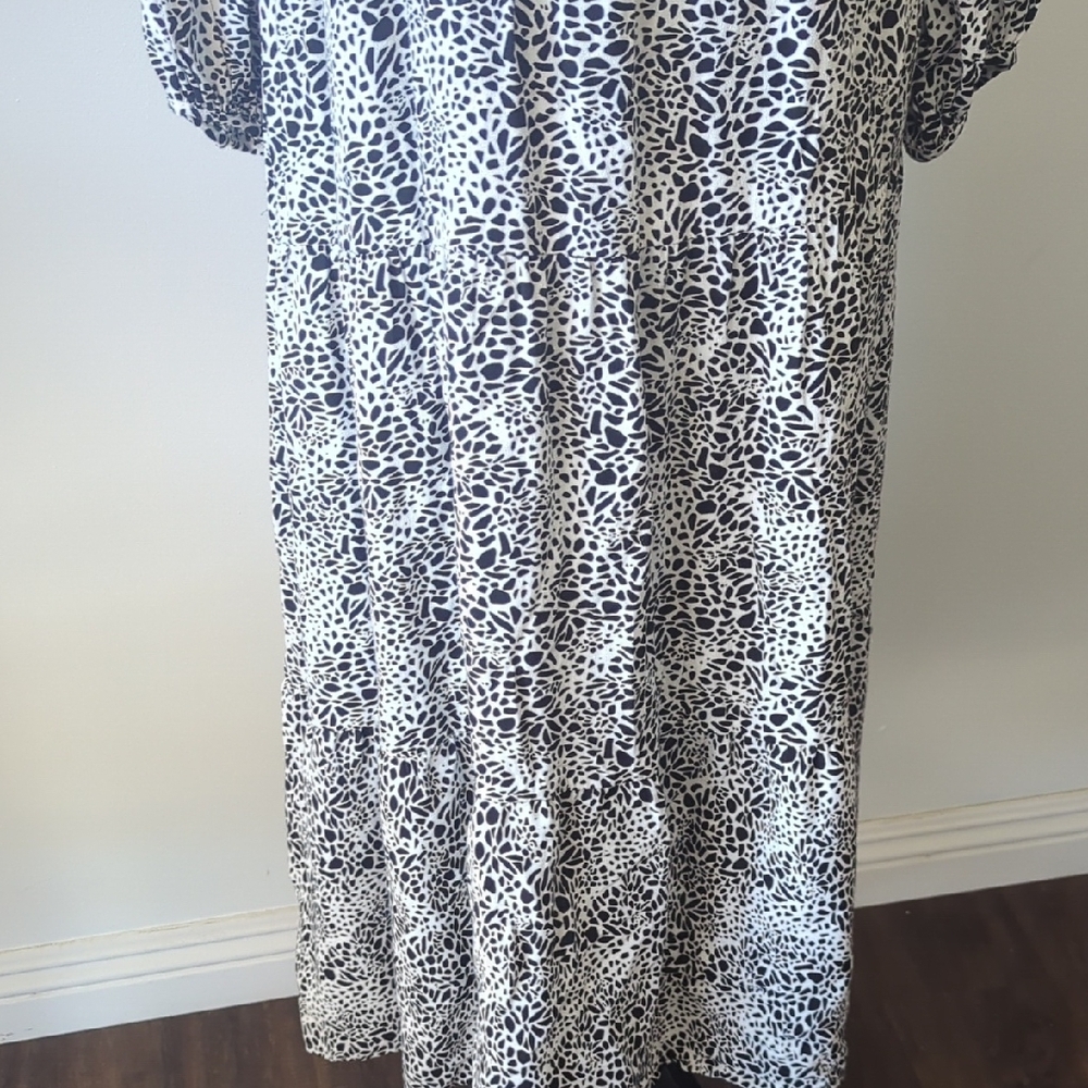 LOFT Monochrome Long Sleeve Dress - Picture 5 of 8